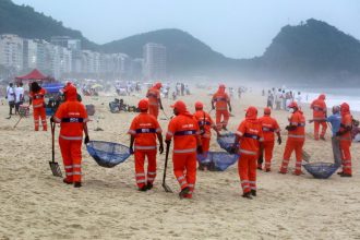 Equipes da Comlurb em ação depois da festa de réveillon