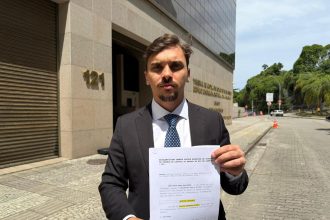 Secretário de Paes denuncia deputado Filippe Poubel ao MP e o acusa de falsificação de atestado