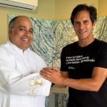 Padre Omar e Vinicius Benevides: reitor do Santuário Cristo Redentor recebeu o "laudêmio voluntário"