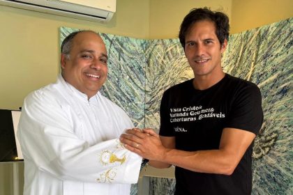 Padre Omar e Vinicius Benevides: reitor do Santuário Cristo Redentor recebeu o "laudêmio voluntário"