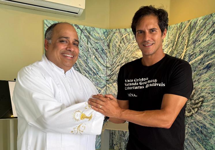 Padre Omar e Vinicius Benevides: reitor do Santuário Cristo Redentor recebeu o "laudêmio voluntário"