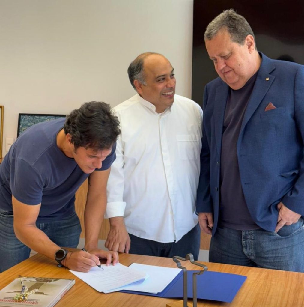 Engenharia com propósito: construtora faz doação em agradecimento por empreendimento imobiliário com vista para o Cristo 62 Vinicius Benevides, padre Omar e Wagner Victer: tricolores em agradecimento graças recebidas por intercessão do Cristo Redentor