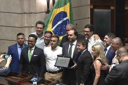 Foto de despedida: com a publicação no Diário Oficial, Carlos Bolsonaro deixa a Câmara do Rio depois de sete mandatos