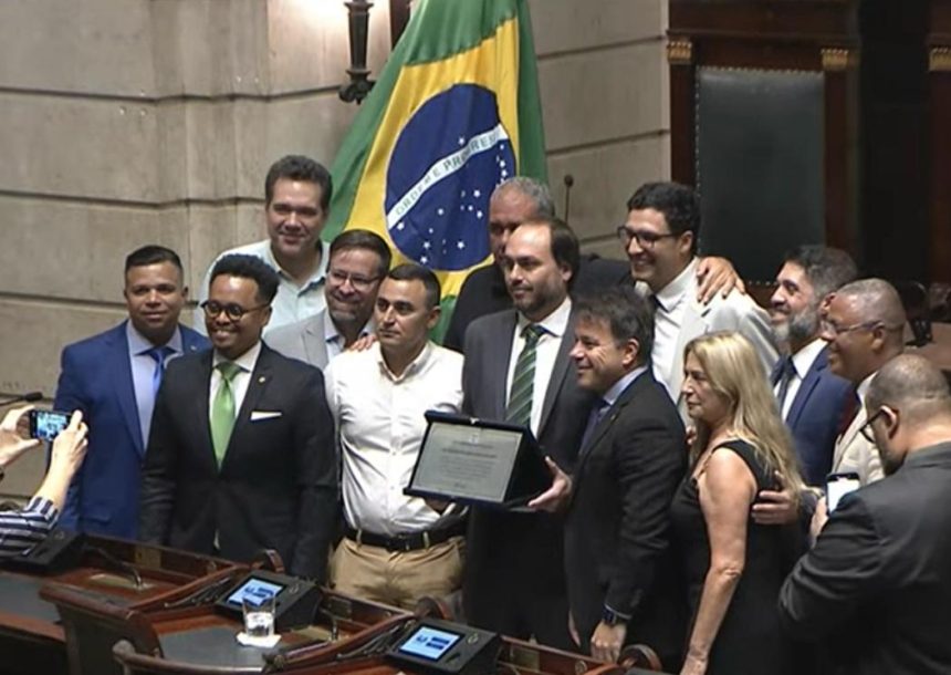 Foto de despedida: com a publicação no Diário Oficial, Carlos Bolsonaro deixa a Câmara do Rio depois de sete mandatos