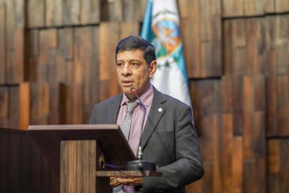 Marcelo Dino foi avisado, na noite desta segunda-feira (15), que vai substituir Vinícius Cozzolino na CCJ da Alerj: o coleguinha não apareceu nas votações sobre a prisão do presidente afastado Rodrigo Bacellar