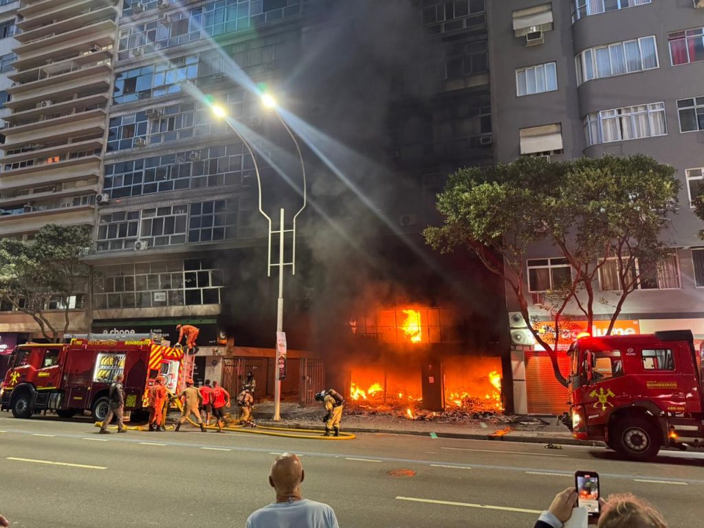Incêndio de grandes proporções para Copacabana; vídeo 62 Bombeiros combatem incêndio que atingiu loja em Copacabana