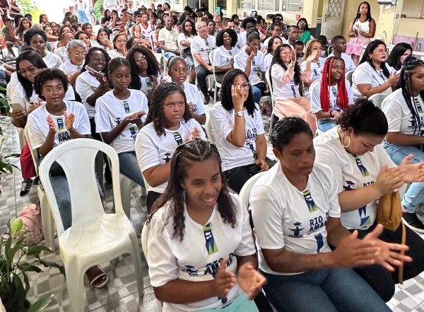 Projeto Rio do Amanhã, dedicado à qualificação profissional, realiza formatura em Mesquita 60 No Polo Mesquita, os formandos concluíram os cursos de Design de Sobrancelhas, Instalações Elétricas e Barbearia, áreas com alta demanda no mercado e potencial imediato de geração de renda