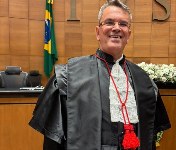 Novo presidente do TRE toma posse com forte discurso contra candidaturas 'patrocinadas pelo tráfico' 63 Desembargador Claudio de Mello Tavares é o novo presidente do TRE-RJ