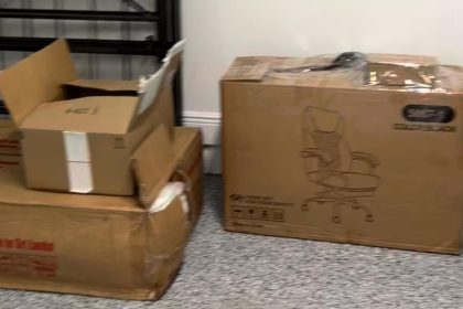 Caixas fechadas mostradas por Rebeca Ramagem em postagem nas redes sociais: doações de um "anjo", segundo a mulher do deputado foragido