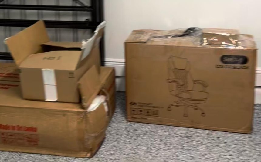 Caixas fechadas mostradas por Rebeca Ramagem em postagem nas redes sociais: doações de um "anjo", segundo a mulher do deputado foragido