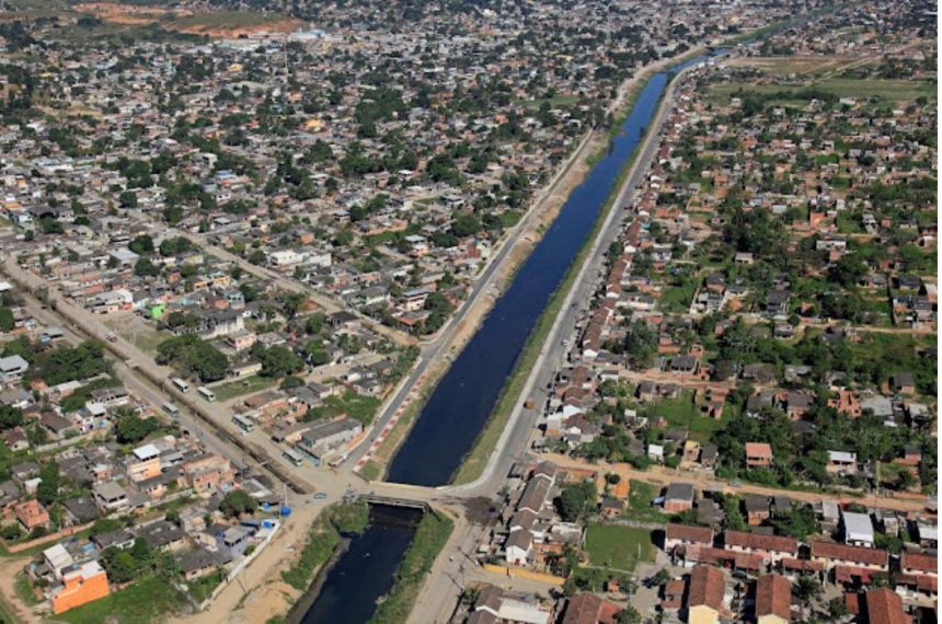 Imagem aérea do Rio Botas, na altura da Ponte de Santa Maria, em Belford Roxo, área que seria diretamente beneficiada pelo projeto Iguaçu: secretaria cancelou a execução dos planos