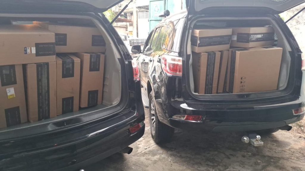 PRF e PF apreendem cigarros clandestinos na Baixada Fluminense e mais de 70 quilos de drogas em Piraí 62 Caixas de cigarro dentro de viaturas da Polícia Federal