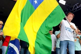 André Moura, com a bandeira de Sergipe: o secretário de Governo do Estado do Rio vai se candidatar a senador por seu estado natal; mas, enquanto não começa a campanha, fica na mira dos políticos do Rio