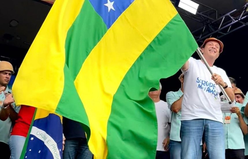 André Moura, com a bandeira de Sergipe: o secretário de Governo do Estado do Rio vai se candidatar a senador por seu estado natal; mas, enquanto não começa a campanha, fica na mira dos políticos do Rio