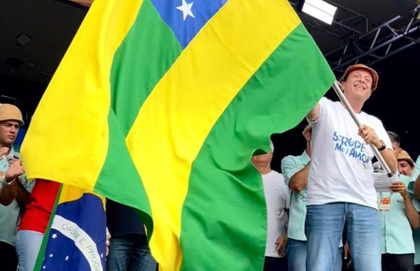 André Moura, com a bandeira de Sergipe: o secretário de Governo do Estado do Rio vai se candidatar a senador por seu estado natal; mas, enquanto não começa a campanha, fica na mira dos políticos do Rio