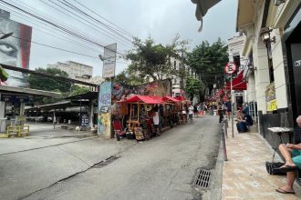 Entrada do estacionamento que dará lugar a um empreendimento, em frente à Escadaria Selarón (ao fundo), na Lapa.