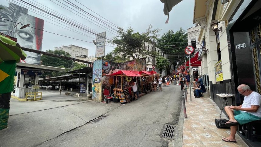 Entrada do estacionamento que dará lugar a um empreendimento, em frente à Escadaria Selarón (ao fundo), na Lapa.