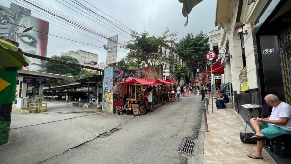 Novo empreendimento na Escadaria Selarón encabeça revitalização no eixo Glória-Lapa-Cinelândia 48 Entrada do estacionamento que dará lugar a um empreendimento, em frente à Escadaria Selarón (ao fundo), na Lapa.