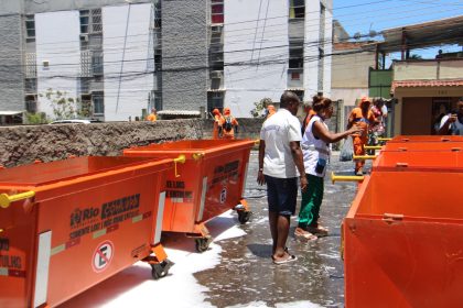 Prefeitura instala 24 novos contêineres para coleta de lixo em Vila Kosmos