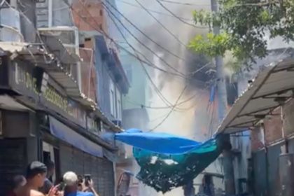 Incêndio atinge galpão na Maré. - Foto: Reprodução/TV Globo