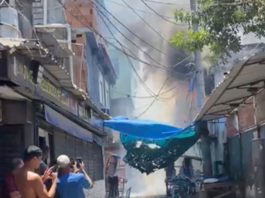 Incêndio atinge galpão na Maré. - Foto: Reprodução/TV Globo