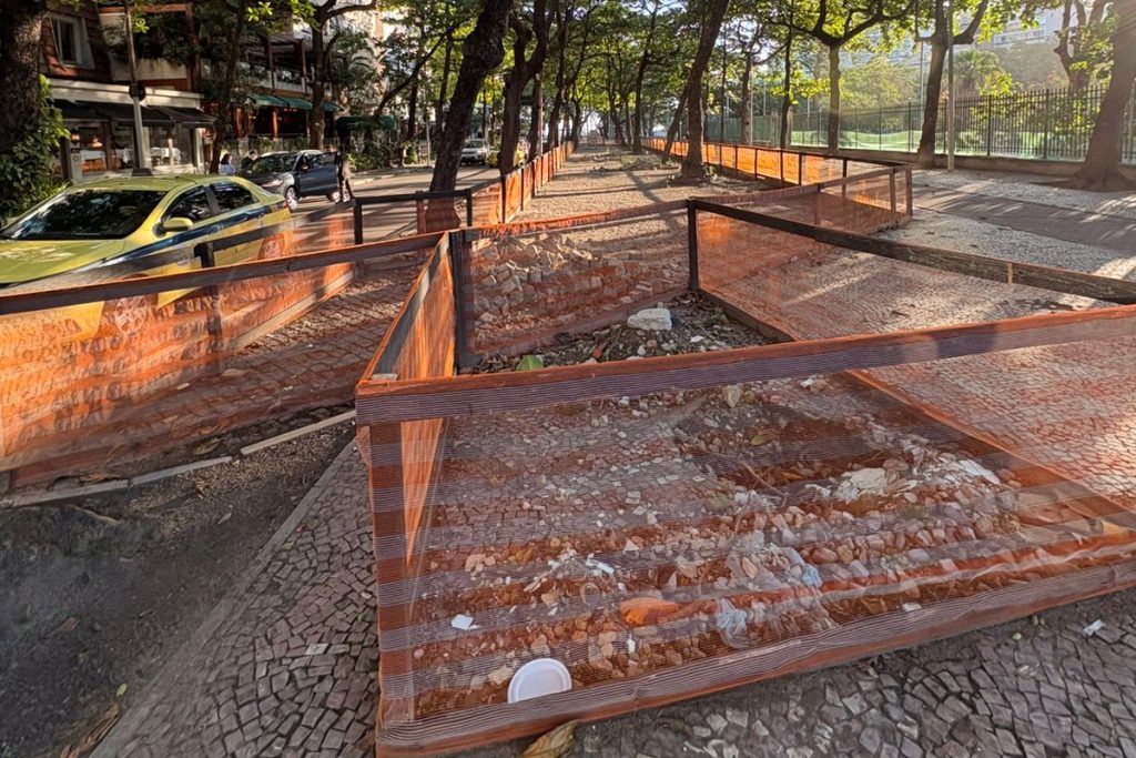 Jardim de Alah ganha tapumes três meses antes da obra; instalação antecipada aumenta insegurança e reduz vagas para estacionamento em época de comércio lotado 63 Região ao redor do Jardim de Alah foi tomada pela obra do parque.