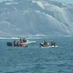 Um avião de propaganda caiu no mar de Copacabana neste sábado.