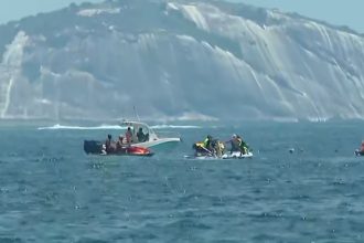 Um avião de propaganda caiu no mar de Copacabana neste sábado.