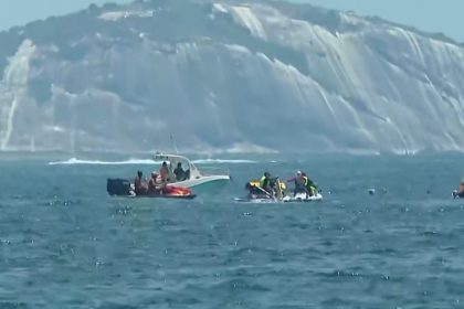 Um avião de propaganda caiu no mar de Copacabana neste sábado.