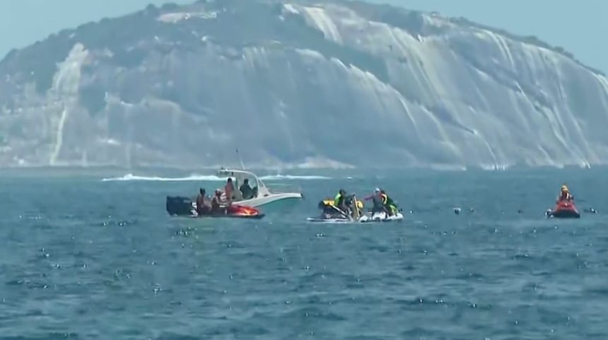 Um avião de propaganda caiu no mar de Copacabana neste sábado.