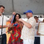 Professor Luiz Antonio Simas e Cordão da Bola Preta são homenageados no Centro do Rio