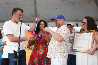 Professor Luiz Antonio Simas e Cordão da Bola Preta são homenageados no Centro do Rio