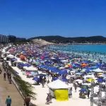 Confusão na Praia do Forte, em Cabo Frio, termina com 15 suspeitos presos; veja o vídeo