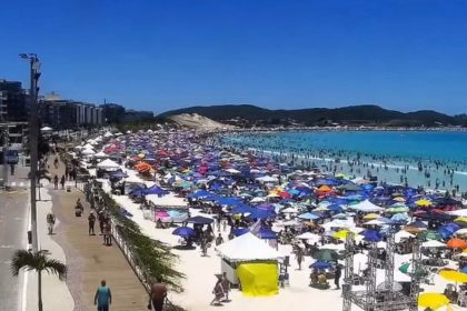 Confusão na Praia do Forte, em Cabo Frio, termina com 15 suspeitos presos; veja o vídeo