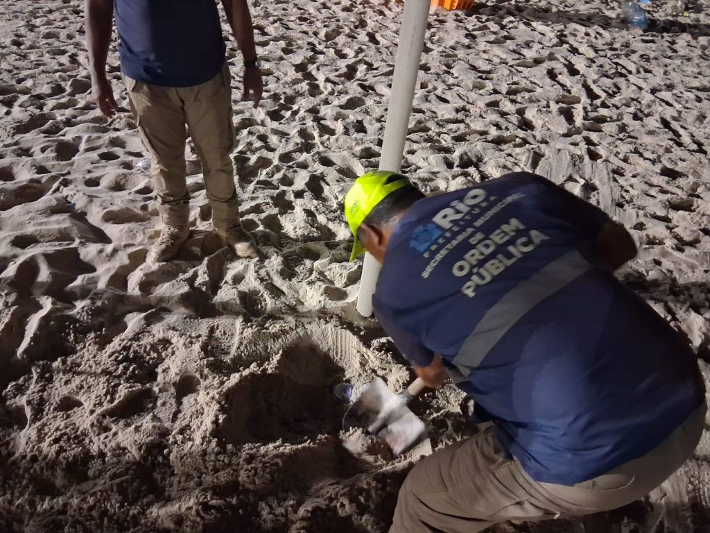 Às vésperas do Réveillon em Copacabana, fiscalização encontra garrafas enterradas na areia da praia 62 Agentes fiscalizaram areia da orla entre sábado (27) e domingo (28)