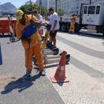 Funcionários da Prefeitura fazem manutenção do calçadão de Copacabana