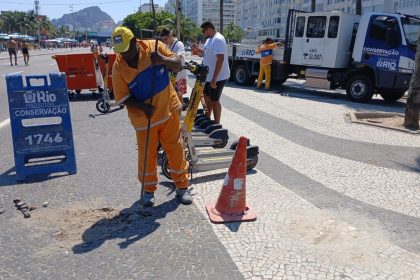 Funcionários da Prefeitura fazem manutenção do calçadão de Copacabana