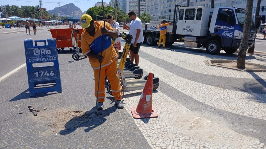 Funcionários da Prefeitura fazem manutenção do calçadão de Copacabana