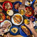 No verão, o corpo trabalha em esforço contínuo para manter a temperatura estável, o que pede refeições mais leves, refrescantes e nutricionalmente equilibradas