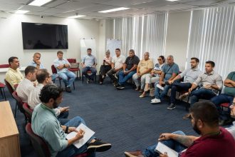 Deputado Cláudio Caiado, vereador Carlo Caiado e representantes da Rio+Saneamento dse reuniram nesta segunda (29)