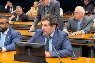 O deputado federal e presidente estadual do PSDB, Luciano Vieira, está pedindo votos para Nicola Miccione na eleição indireta que vai escolher o substituto de Cláudio Castro (PL)