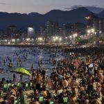 Praia do Arpoador lotada no começo de uma noite de verão no Rio 40°C: onda de calor extremo impulsiona e desafia o espírito rueiro do carioca