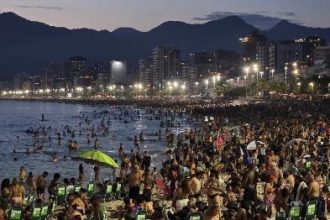Praia do Arpoador lotada no começo de uma noite de verão no Rio 40°C: onda de calor extremo impulsiona e desafia o espírito rueiro do carioca