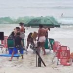 Ressaca atinge praia de Copacabana na véspera do réveillon