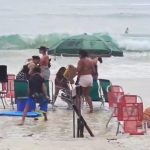 Ressaca atinge praia de Copacabana na véspera do réveillon