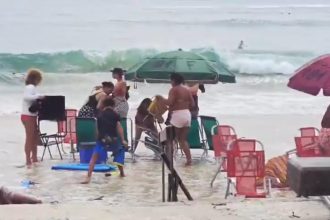 Ressaca atinge praia de Copacabana na véspera do réveillon