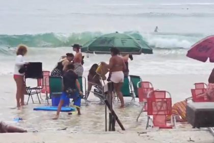 Ressaca atinge praia de Copacabana na véspera do réveillon