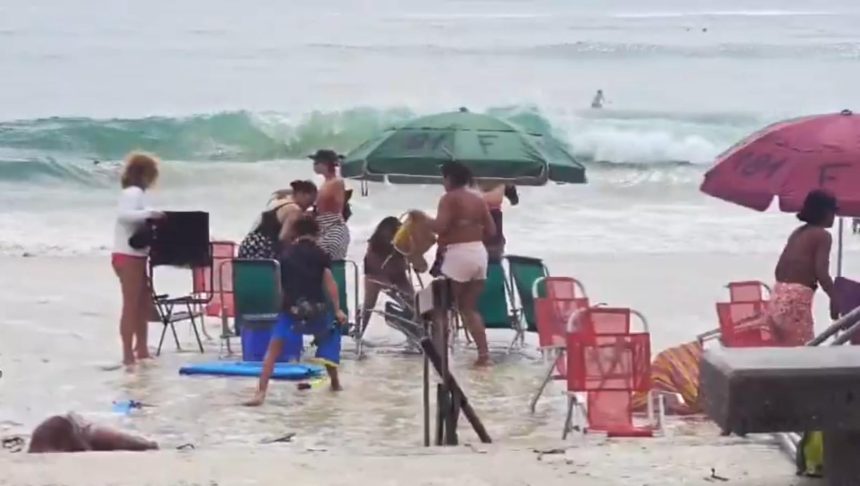 Ressaca atinge praia de Copacabana na véspera do réveillon