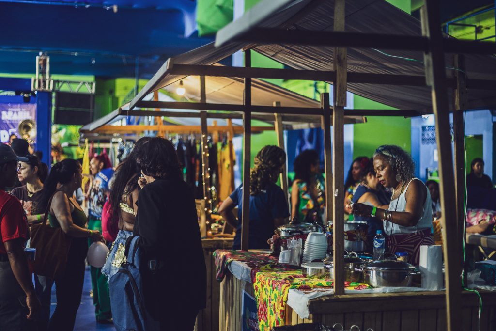 Ação da Fiocruz promove feiras criativas em comunidades do Rio e oferece bolsas para 250 moradores 62 Programa acontece nas favelas da Maré, Cidade de Deus, Rocinha, Rio das Pedras e Manguinhos