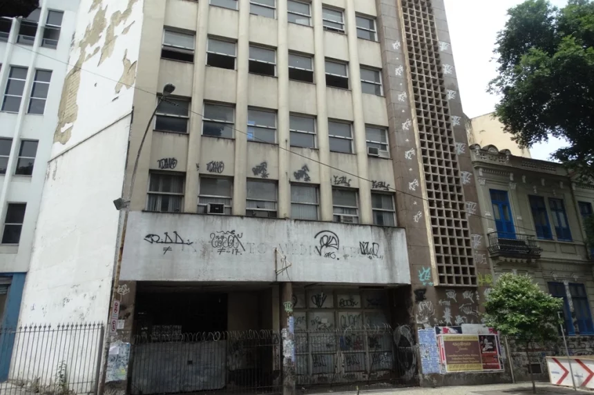 Documentos do antigo IML, na Lapa, estão abandonados e correm risco de deterioração e perda histórica, segundo o MPF.